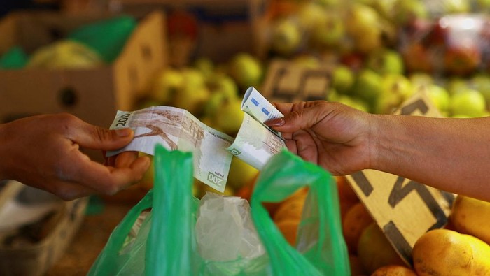 Lonjakan Harga Pangan dan Energi Dorong Inflasi Meksiko A worker sells fruits and vegetables at a market following a March's inflation surge driven by rising food and energy prices, in Ciudad Juarez, Mexico, April 15, 2026. REUTERS/Jose Luis Gonzalez