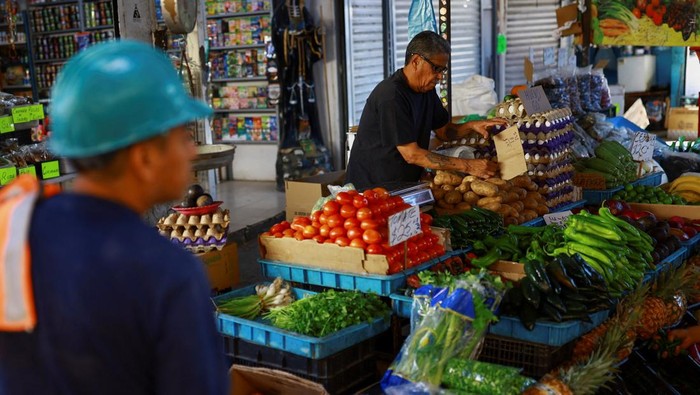 A worker sells fruits and vegetables at a market following a March's inflation surge driven by rising food and energy prices, in Ciudad Juarez, Mexico, April 15, 2026. REUTERS/Jose Luis Gonzalez