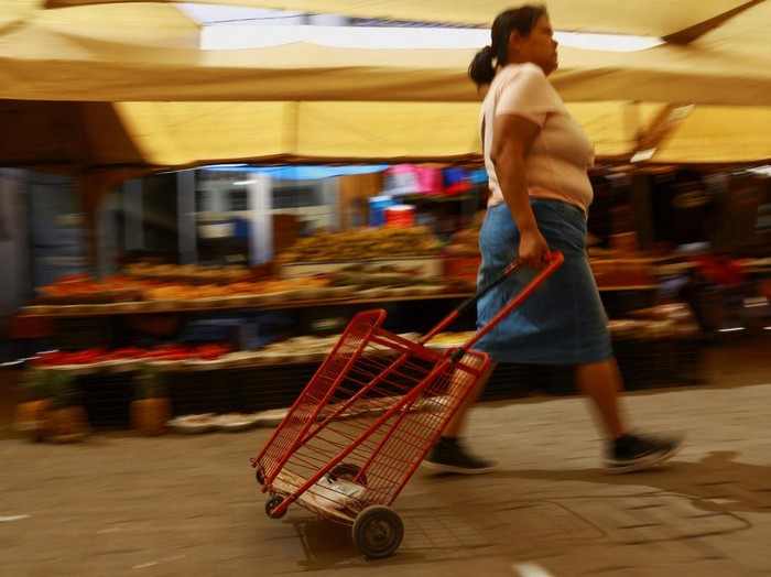 Lonjakan Harga Pangan dan Energi Dorong Inflasi Meksiko A worker sells fruits and vegetables at a market following a March's inflation surge driven by rising food and energy prices, in Ciudad Juarez, Mexico, April 15, 2026. REUTERS/Jose Luis Gonzalez
