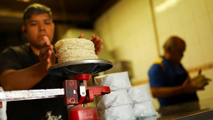 Lonjakan Harga Pangan dan Energi Dorong Inflasi Meksiko A worker sells fruits and vegetables at a market following a March's inflation surge driven by rising food and energy prices, in Ciudad Juarez, Mexico, April 15, 2026. REUTERS/Jose Luis Gonzalez