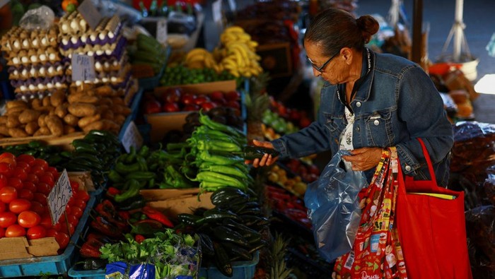 Lonjakan Harga Pangan dan Energi Dorong Inflasi Meksiko A worker sells fruits and vegetables at a market following a March's inflation surge driven by rising food and energy prices, in Ciudad Juarez, Mexico, April 15, 2026. REUTERS/Jose Luis Gonzalez