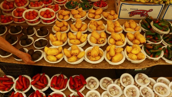 Lonjakan Harga Pangan dan Energi Dorong Inflasi Meksiko A worker sells fruits and vegetables at a market following a March's inflation surge driven by rising food and energy prices, in Ciudad Juarez, Mexico, April 15, 2026. REUTERS/Jose Luis Gonzalez
