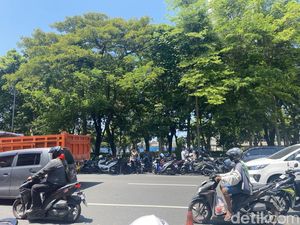 Massa Buruh Pra May Day Mulai Padati Jalan Frontage Ahmad Yani Siang Ini