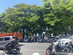 Massa Buruh Pra May Day Mulai Padati Jalan Frontage Ahmad Yani Siang Ini