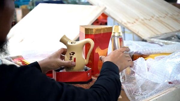 Bea Cukai Temukan Miras dan Sparepart Moge di Teluk Lamong Diduga Ilegal