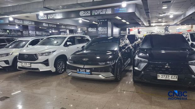Para pedagang mobil bekas mulai banyak menawarkan mobil listrik bekas di WTC Mangga Dua, Jakarta Utara, pada Rabu (15/4/2026). (CNBC Indonesia/Chandra Dwi Pranata)