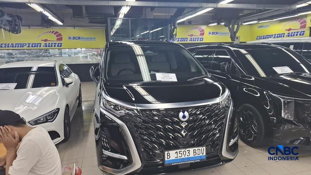 Para pedagang mobil jejak mulai banyak menawarkan mobil listrik jejak di WTC Mangga Dua, Jakarta Utara, pada Rabu (15/4/2026). (CNBC Indonesia/Chandra Dwi Pranata)