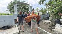 Isak Tangis Iringi Pemakaman Anak di Kediri yang Tewas Penuh Luka Lebam