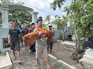 Isak Tangis Iringi Pemakaman Anak di Kediri yang Tewas Penuh Luka Lebam