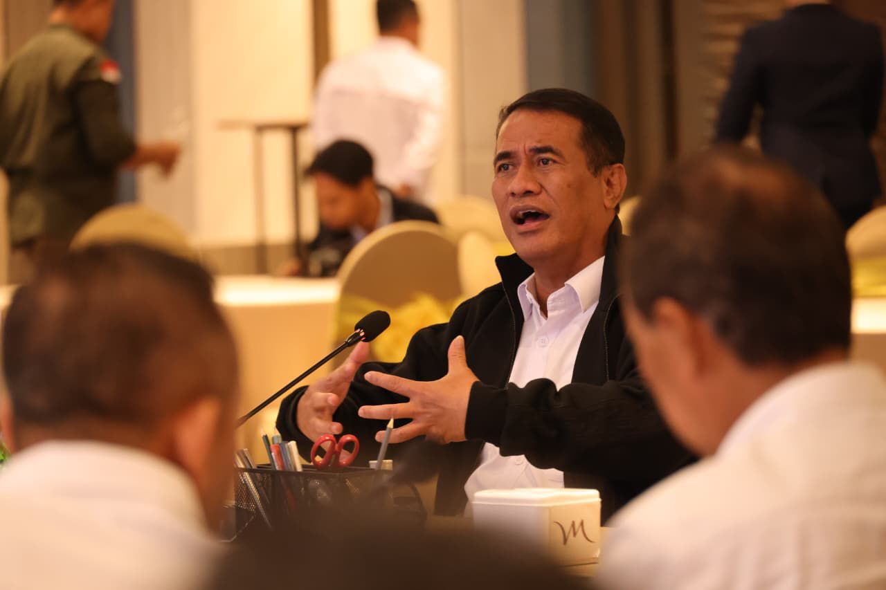 Pertemuan Menteri Pertanian (Mentan)  Amran Sulaiman dengan jejeran PTPN dan Danantara di Padang, Sumatera Barat, Selasa (14/4/2026) (dok. Kementan)