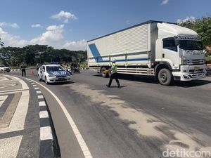 Waspada! Oli Tumpah di Bundaran GMS Bikin Jalan Licin