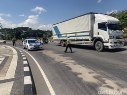 Waspada! Oli Tumpah di Bundaran GMS Bikin Jalan Licin