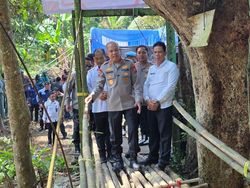 Polres Serang Bangun Jembatan Kampung yang Sempat Hanyut gegara Banjir