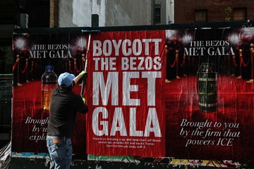 Poster Boikot Met Gala 2026 Muncul di New York