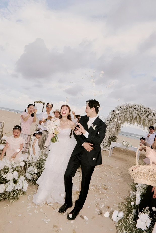 On Joo Wan mengaku bahwa dirinya adalah sosok yang pertama kali mengutarakan perasaan dalam hubungan asmaranya bersama Minah ketika mereka masih berada di proyek musikal.