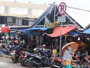 Rambu Diabaikan, Parkir Liar Motor Marak di Pasar Ciputat