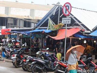 Rambu Diabaikan, Parkir Liar Motor Marak di Pasar Ciputat