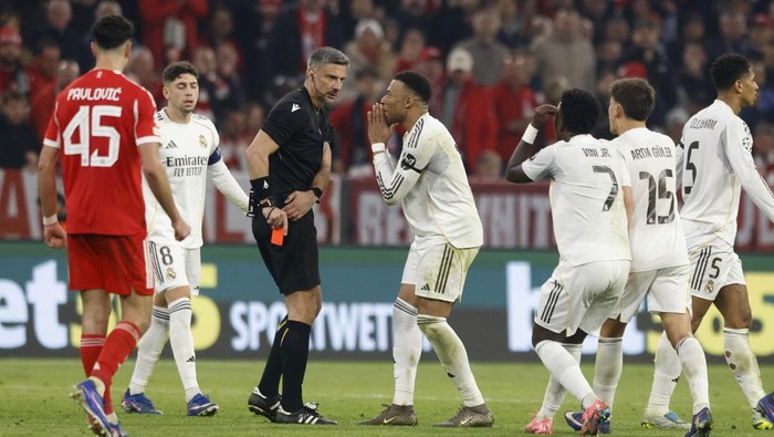 Soccer Football - UEFA Champions League - Quarter Final - Second Leg - Bayern Munich v Real Madrid - Allianz Arena, Munich, Germany - April 15, 2026 Real Madrids Kylian Mbappe, Vinicius Junior and Arda Guler remonstrate with referee Slavko Vincic af