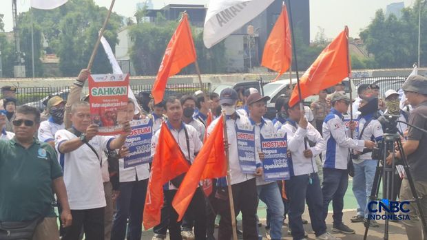 Ribuan pekerja menggelar tindakan demo nan sudah memadati gerbang depan DPR RI, Jakarta, Kamis (16/4/2026). (CNBC Indonesia/Chandra Dwi Pranata)