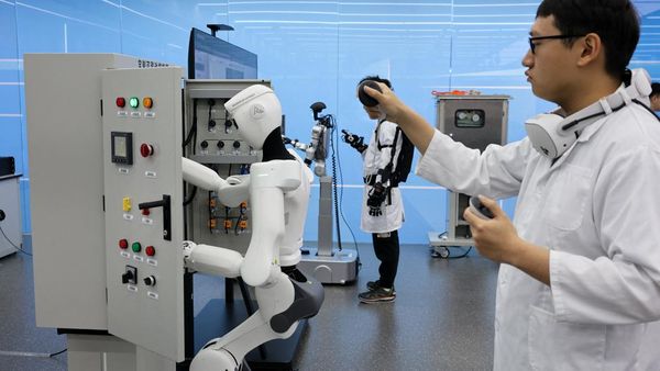 Robot Humanoid Diuji di Laboratorium Listrik China