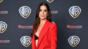 Merah Menyala, Gaya Sandra Bullock Eksis di Red Carpet Setelah 4 Tahun Absen