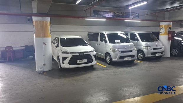 Sejumlah mobil Gran Max jejak banyak ditawarkan di WTC Mangga Dua, Jakarta, Rabu (15/4/2026). (CNBC Indonesia/Chandra Dwi Pranata)