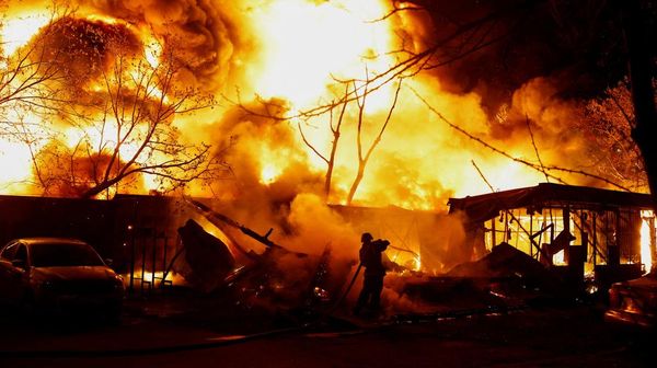 Serangan Rudal Rusia Picu Kebakaran Hebat di Kyiv