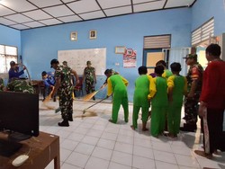 Guru dan Siswa Sekolah di Sukoharjo Kompak Bersih-bersih Usai Banjir Surut