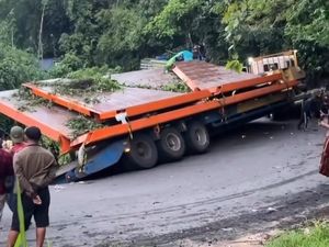 Trailer Terperosok di Muara Enim, Jalinsum Macet Total 2 Kilometer
