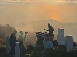Viral Turis Asing DJ di Puncak Gunung Batur, Tuai Kritik Netizen