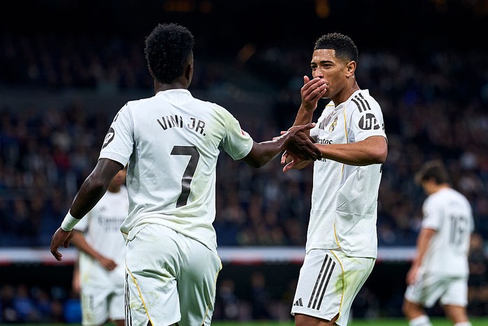 MADRID, SPAIN - JANUARY 04: Jude Bellingham and Vinicius Junior of Real Madrid CF talking during the LaLiga EA Sports match between Real Madrid CF and Real Betis Balompie at Estadio Santiago Bernabeu on January 04, 2026 in Madrid, Spain. (Photo by Di
