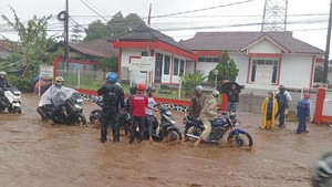 Jadi Langganan, Luapan Air dan Lumpur Genangi Akses Sukabumi-Cianjur
