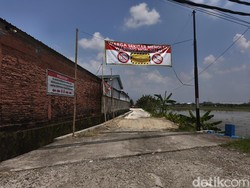 Heboh Warung Mi Babi di Sukoharjo Ditolak Warga, Akses Jalan Ditutup Tanah
