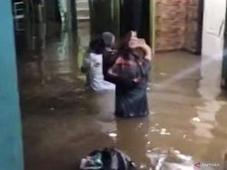 Kebon Pala Jaktim Terendam Banjir Pagi Ini, Tinggi Air Capai 1 Meter