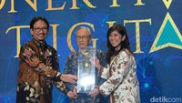 Best Lifetime Achiever Dunia Telekomunikasi: Arnold Ph. Djiwatampu