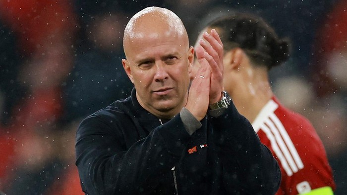 Soccer Football - UEFA Champions League - Quarter Final - Second Leg - Liverpool v Paris St Germain - Anfield, Liverpool, Britain - April 14, 2026 Liverpool manager Arne Slot applauds fans after the match REUTERS/Phil Noble
