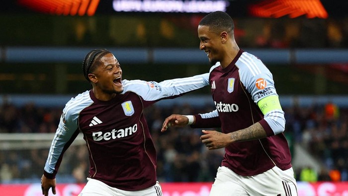 Soccer Football - UEFA Europa League - Quarter Final - Second Leg - Aston Villa v Bologna - Villa Park, Birmingham, Britain - April 16, 2026 Aston Villas Ezri Konsa celebrates scoring their fourth goal with Leon Bailey Action Images via Reuters/Matt