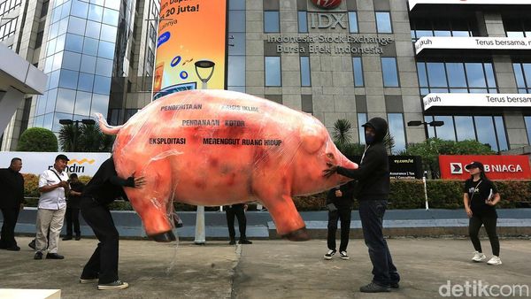 Bawa Patung Babi, Aktivis Berdemo di World Bank Jakarta