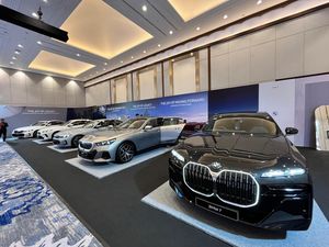 Hiburan Akhir Pekan, Lihat Lebih Dekat Mobil Ikonik BMW di Kemayoran