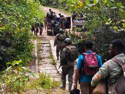 Bripka Alfred Pulangkan 64 Warga Maybrat dari Hutan, Kembali ke Pangkuan NKRI