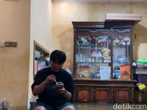 Keseharian Warga Sapan ke Tempat Kerja: Hadapi Banjir Dulu, Macet Kemudian