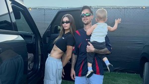 Positive Vibes! Hailey Gendong Anak Nonton Justin Bieber di Coachella