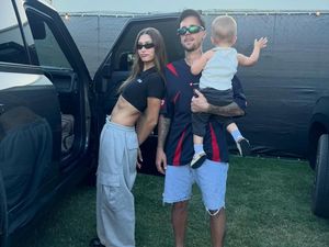 Positive Vibes! Hailey Gendong Anak Nonton Justin Bieber di Coachella