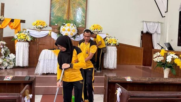 Jajaran Polda Sumsel membersihkan Gereja Batak Karo Protestan (GBKP) nan berlokasi di Jalan Sukorejo, Kelurahan 8 Ilir, Kecamatan Ilir Timur II, Palembang.