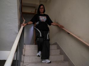 Kaki Robot Bantu Korban Kebakaran Apartemen Hong Kong