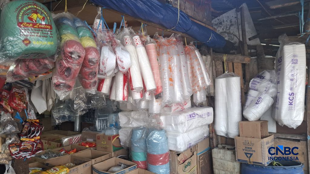 Kenaikan nilai plastik tetap terus terjadi seperti pantauan di Pasar Kemiri Muka, Jakarta, Jumat (17/4/2026).  (CNBC Indonesia/Chandra Dwi Pranata)