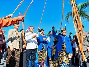 Kenakan Baju Adat Sasak, Mendes Hadiri HUT ke-68 Lombok Barat