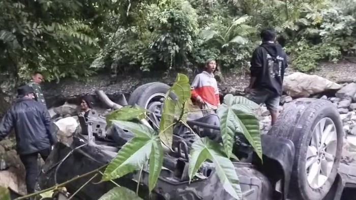 Mobil Travel dari Pekanbaru Masuk Jurang di Malibou Anai, Penumpang Terluka