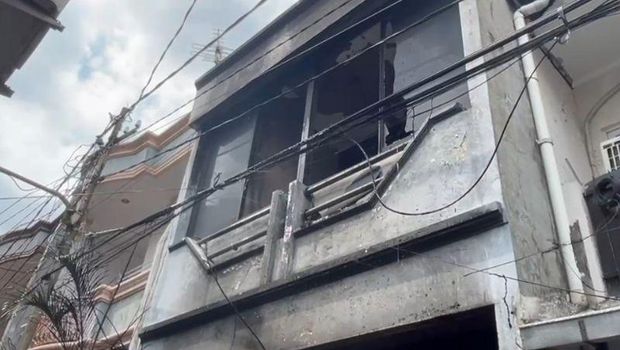 Lima orang sekeluarga tewas akibat kebakaran di Grogol Petamburan, Jakbar. Peristiwa itu menyisakan lara mendalam lantaran korban diduga terjebak saat kebakaran. (ANTARA/Risky Syukur)