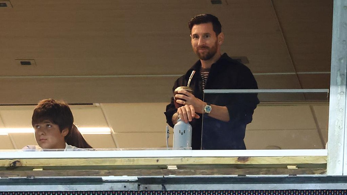Lionel Messi saat menonton Argentina vs Venezuela pada Oktober 2025. Absennya ia di laga ini kini dipermasalahkan promotor. Foto: Icon Sportswire via Getty Images/Icon Sportswire